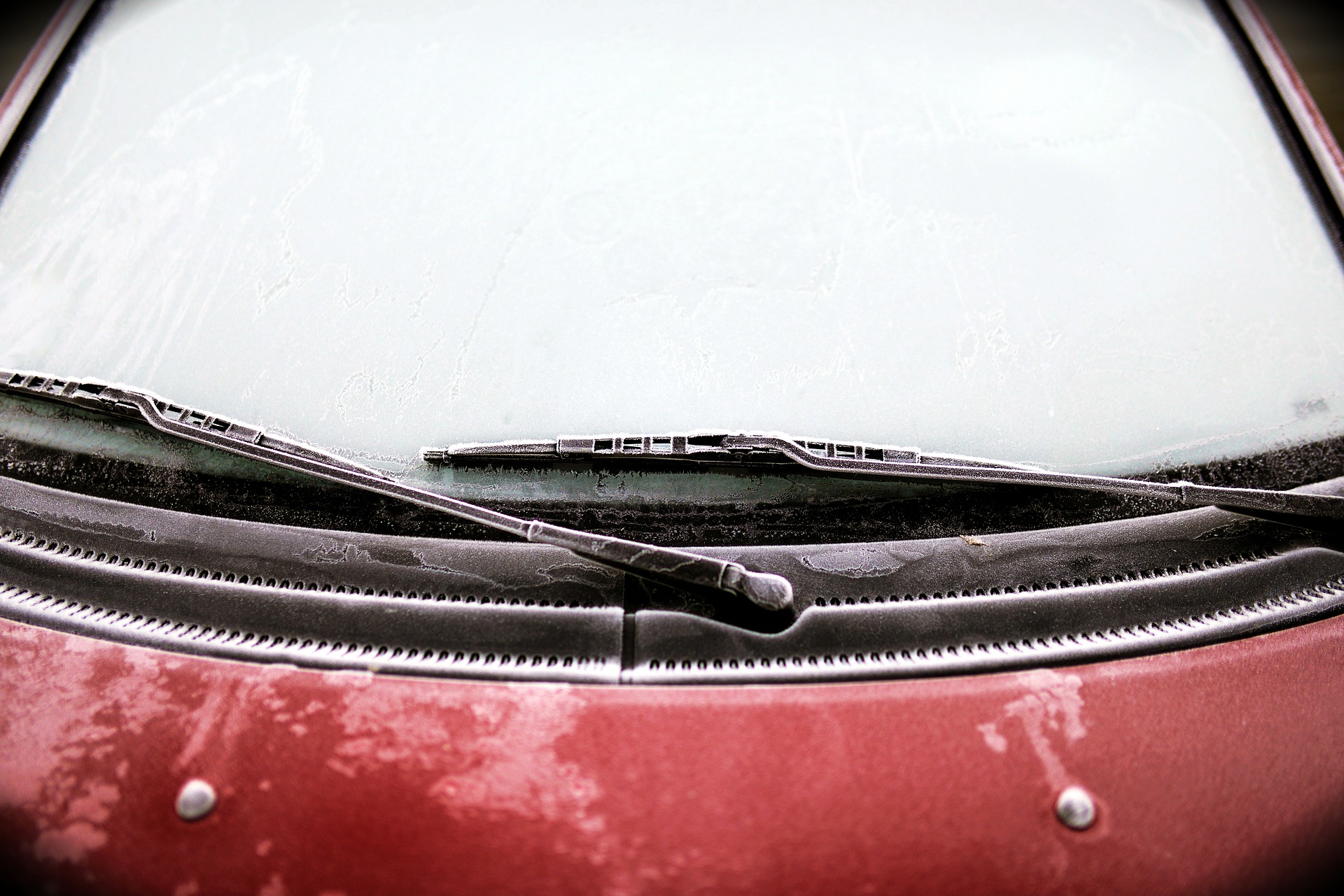 凍結した車の窓ガラス 正しい解氷方法 冬の朝の時間短縮